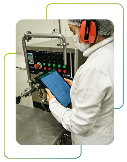 Operador da Dio Mio Gelato usando o Moki para leitura de código GS1 no controle de produção Operador da Dio Mio Gelato usando o Moki para leitura de código GS1 no controle de produção