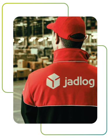 Pessoa com uniforme da Jadlog em um centro de distribuição